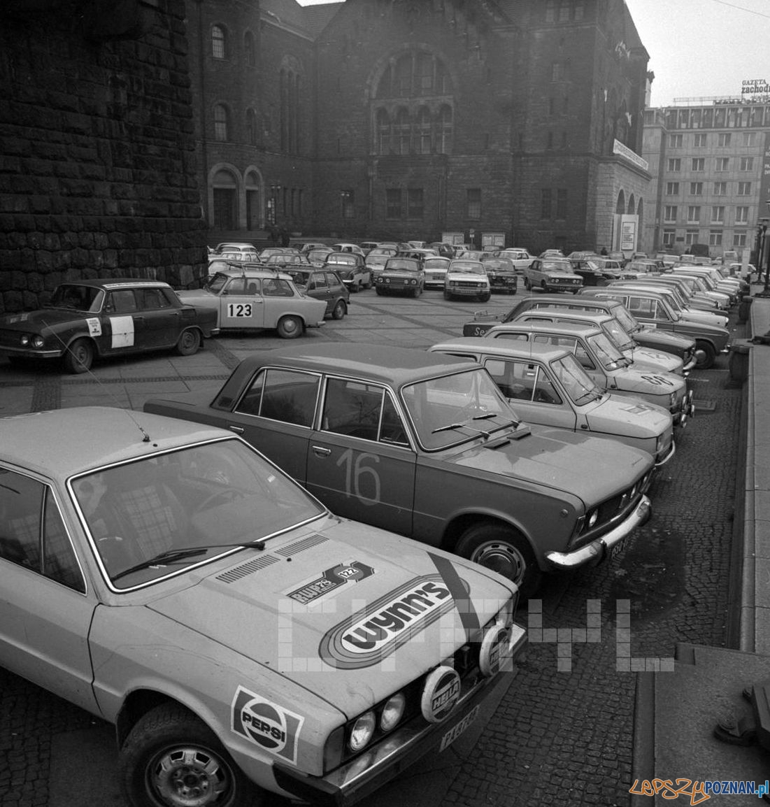 Sportowe auta przed Pałacem Kultury (dziś CK Zamek) 27.10.1978