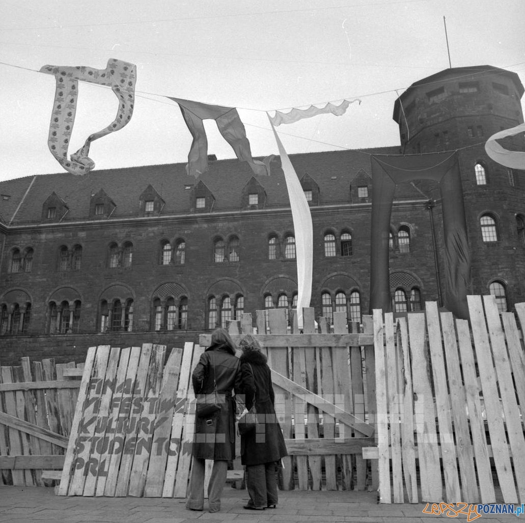 Instalacja zapowiadająca Dni Kultury Studenckiej przez dzisiejszym CK Zamek - 22.10.1978 Foto: Stanisław Wiktor / Cyryl Instalacja zapowiadająca Dni Kultury Studenckiej przez dzisiejszym CK Zamek - 22.10.1978