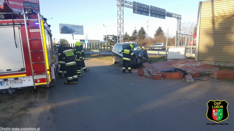 Samochód rozbił mur