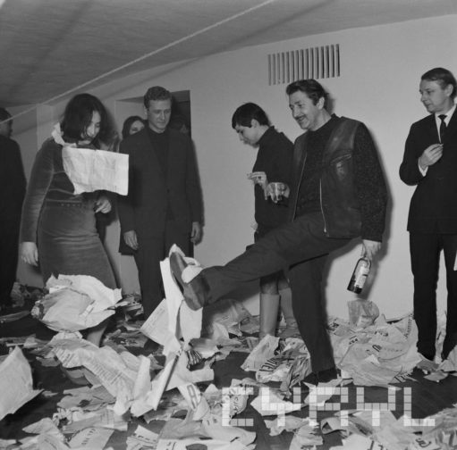 Kopanie leżących gazet - performance w Klubie OdNowa - 1968 rok - Ryszard Danecki