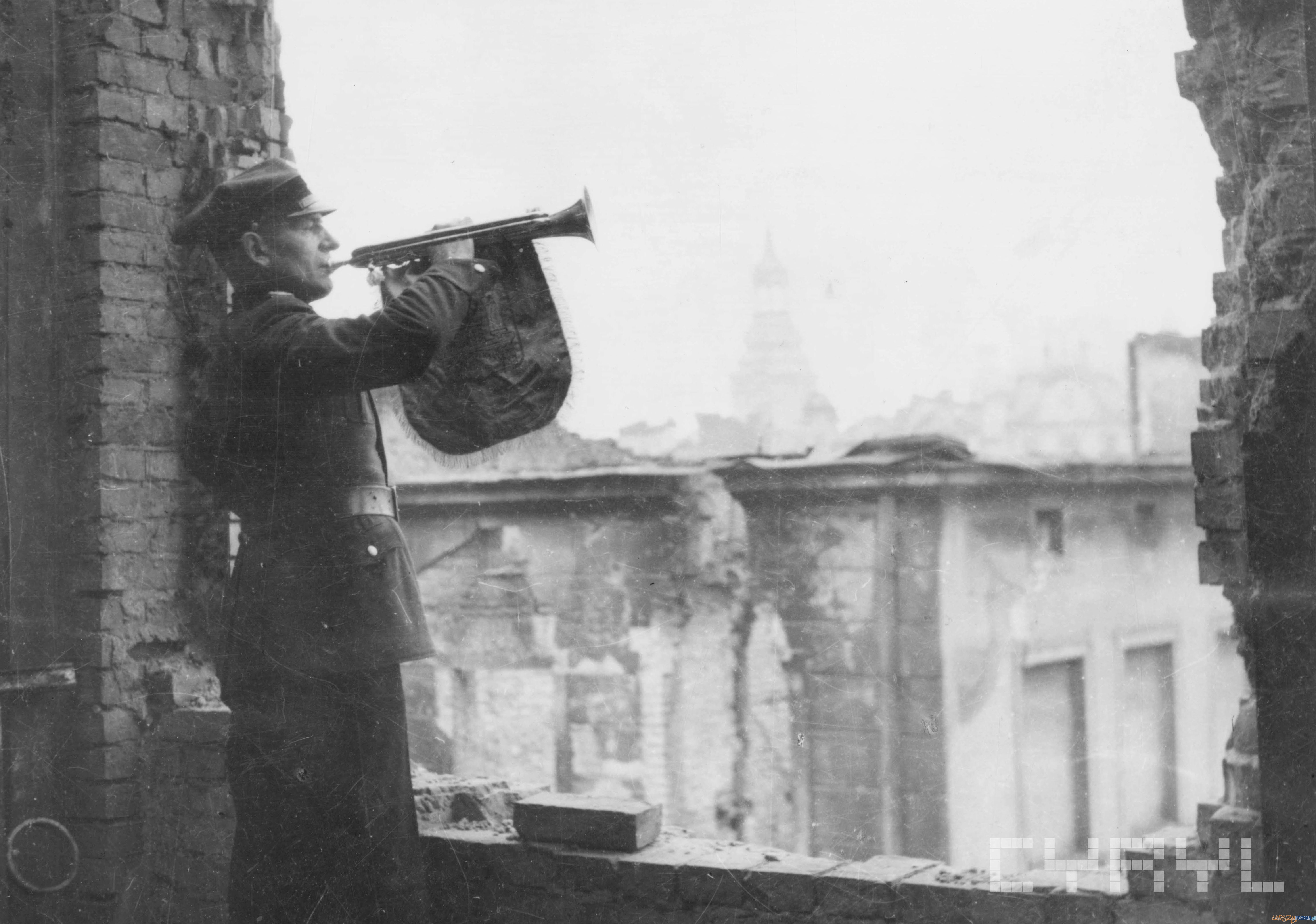 Ogniomistrz Władysław Gryska odgrywa pierwszy powojenny hejnał - 27.12.1945