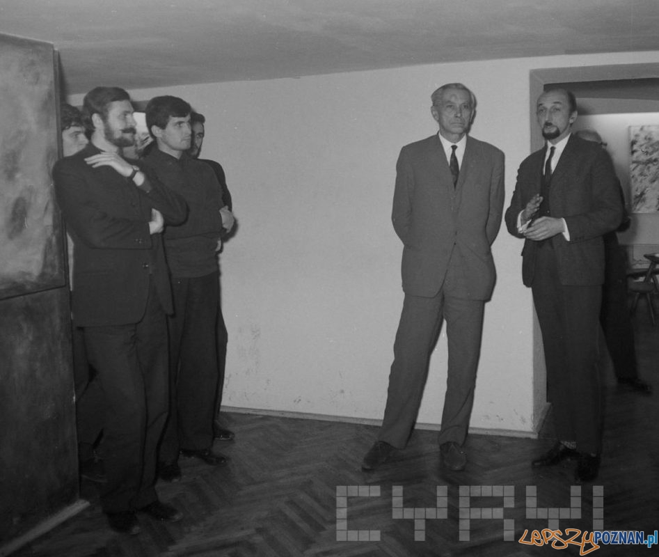 Andrzej Matuszewski (z prawej) otwiera wystawę malarstwa Georgesa van Haardta (Jerzego Brodnickiego) w Galerii odNOWA przy ul. Wielkiej, obok stoi Stanisław Hebanowski pomysłodawca wystawy 6.11.1967