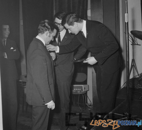 Szefowie klubu Stanisław Nowotny (z prawej) i Eugeniusz Mielcarek (w środku) odznaczają Jerzego Miliana, muzyka jazzowego i wibrafonistę w czasie uroczystości 10-lecia klubu "Od nowa" 23.3.1968