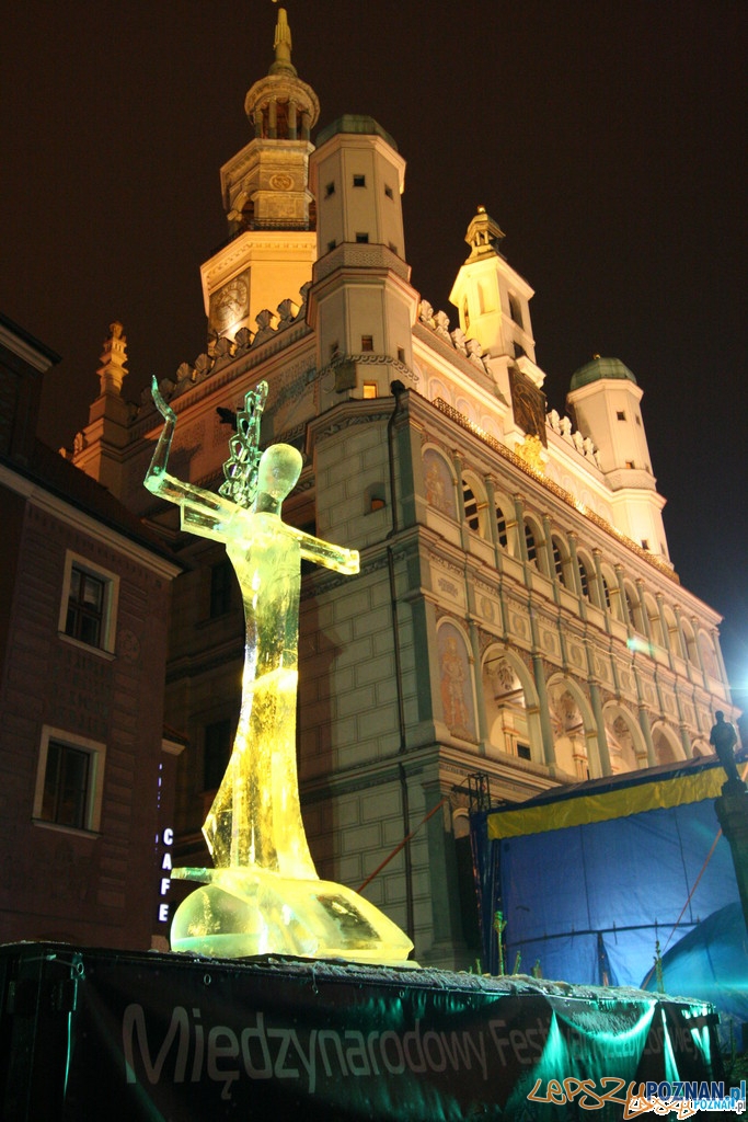 Festiwal Rzeźby Lodowej - Wieczorem nabierają barw  Foto: 