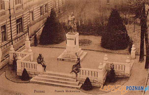 Pomnik Adama Mickiewicza przy kościele Św. Marcina  Foto: wikipedia