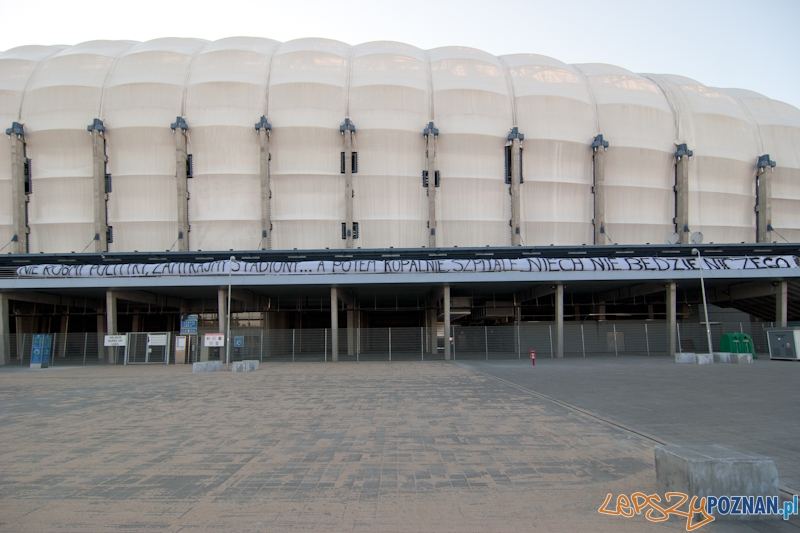 Kibice dopingują... na parkingu pod stadionem - Poznań 07.05.2011 r.  Foto: LepszyPOZNAN.pl / Paweł Rychter