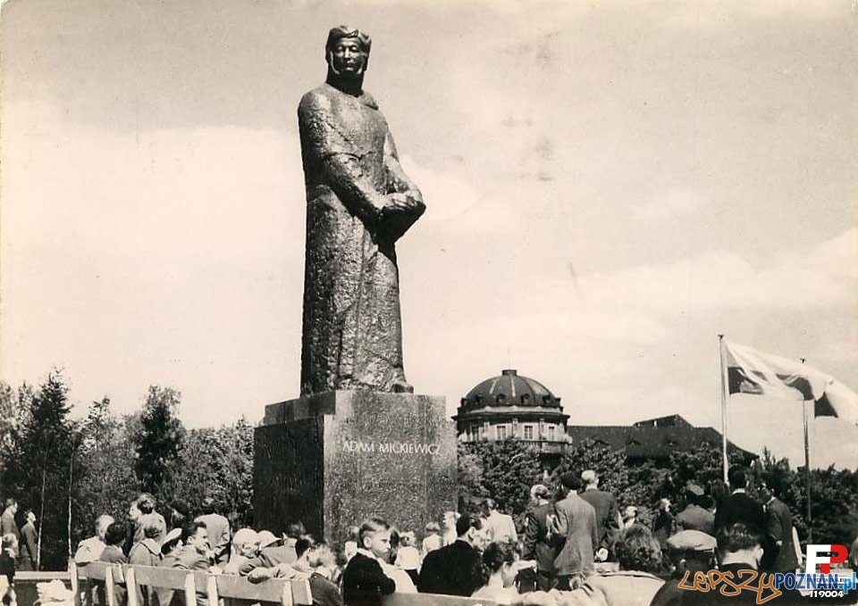 Pomnik Mickiewicza lata 1960-70  Foto: fotopolska