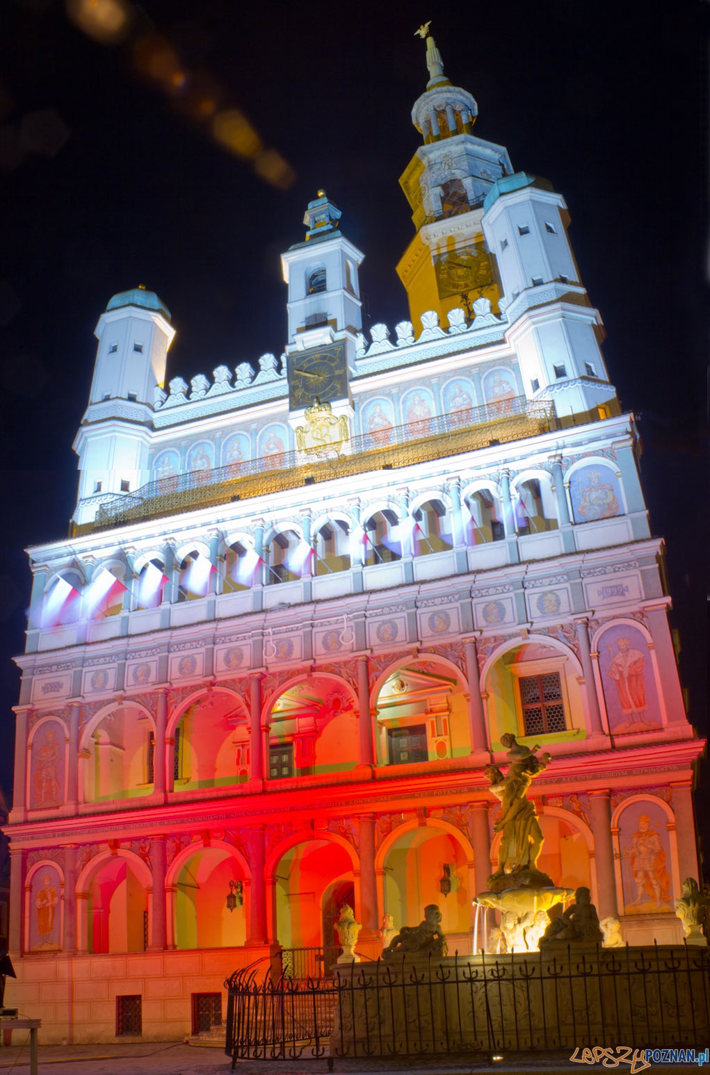 Dzień flagi - iluminacja Ratusza - 2.05.2011 r.  Foto: lepszyPOZNAN.pl / Piotr Rychter