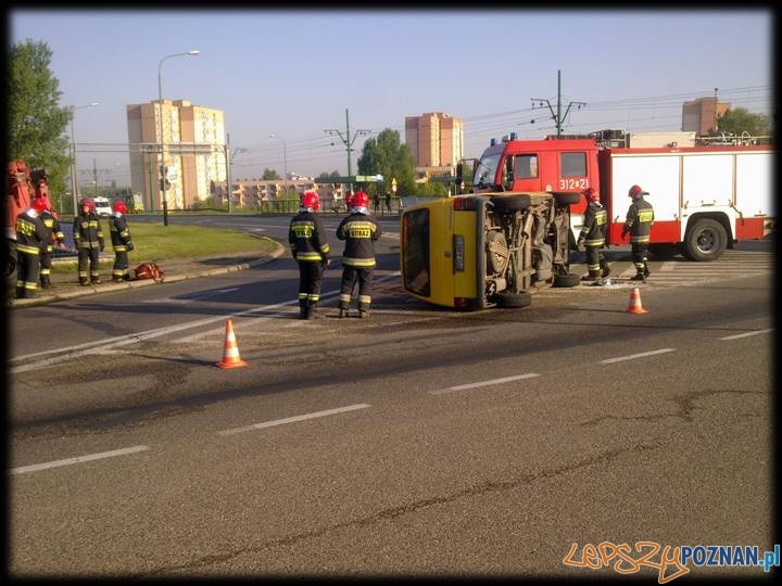 wypadek na rondzie zegrze  Foto: st. ogn. Piotr Śliwiak