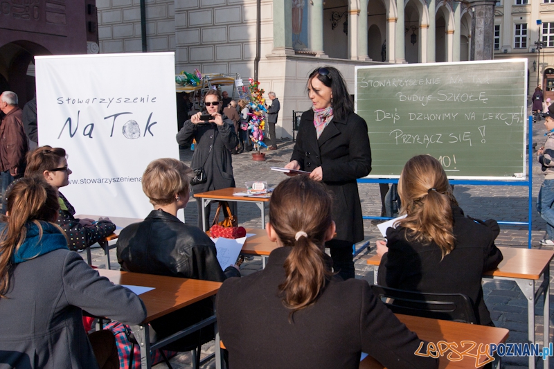 „Dzwonek na lekcję” na Starym Rynku - Poznań 5.11.2011 r.  Foto: LepszyPOZNAN.pl / Paweł Rychter