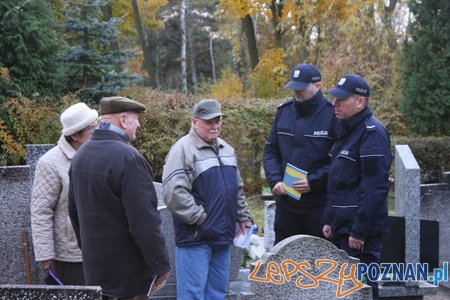 Policja dyżuruje na cmentarzach  Foto: KWP