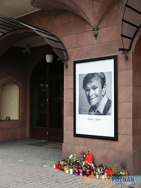 Znicze i kwiaty składane przed Teatrem Nowym w Poznaniu po śmierci aktorki  Foto: wikipedia.pl