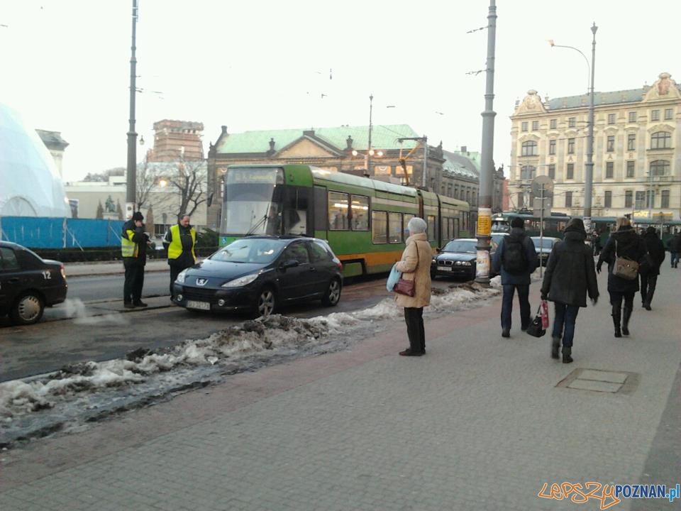 Auto blokujące Plac Wolności  Foto: Michał