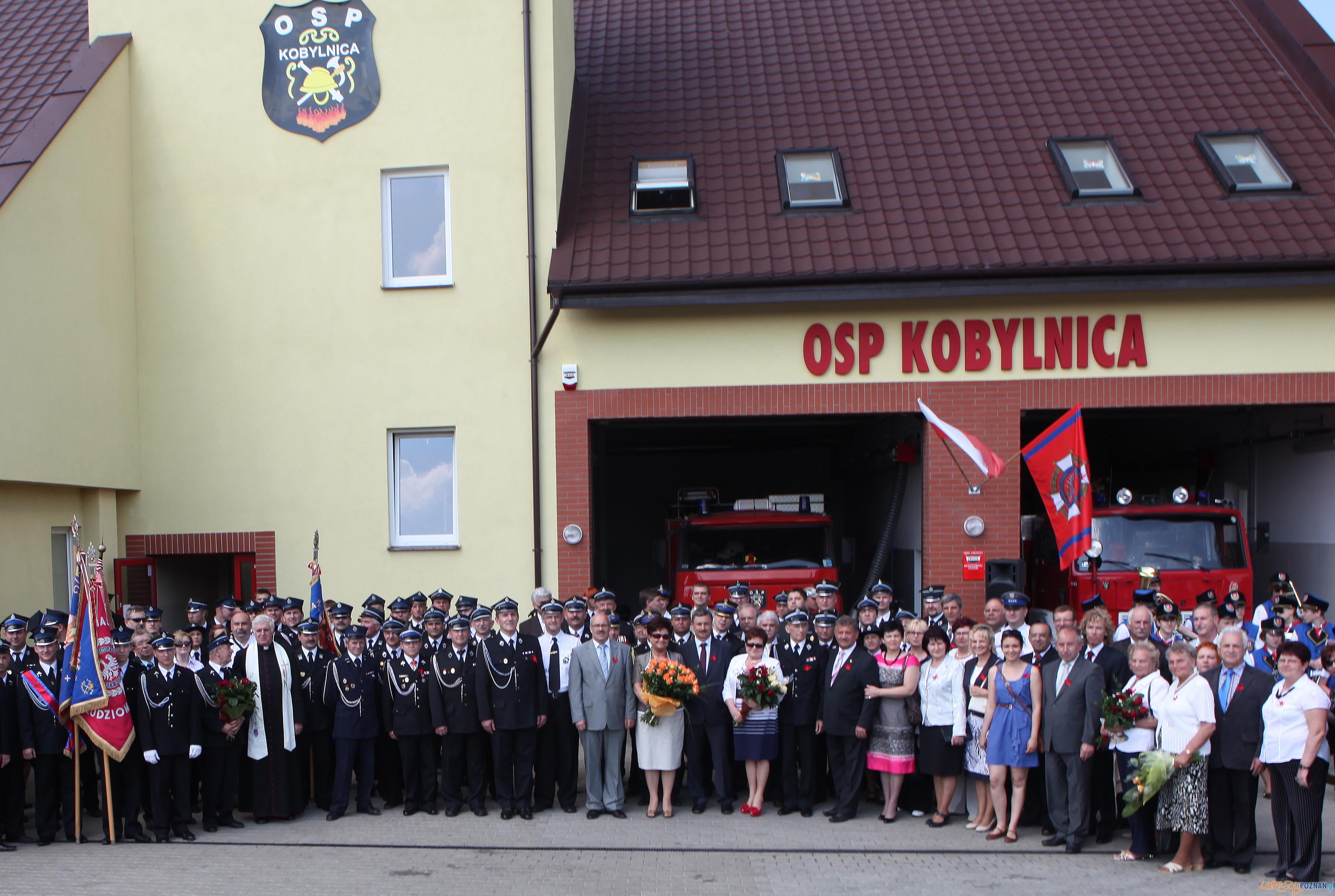 Zdjęcie pamiatkowe - otwarcie nowej remizy w Kobylnicy  Foto: 