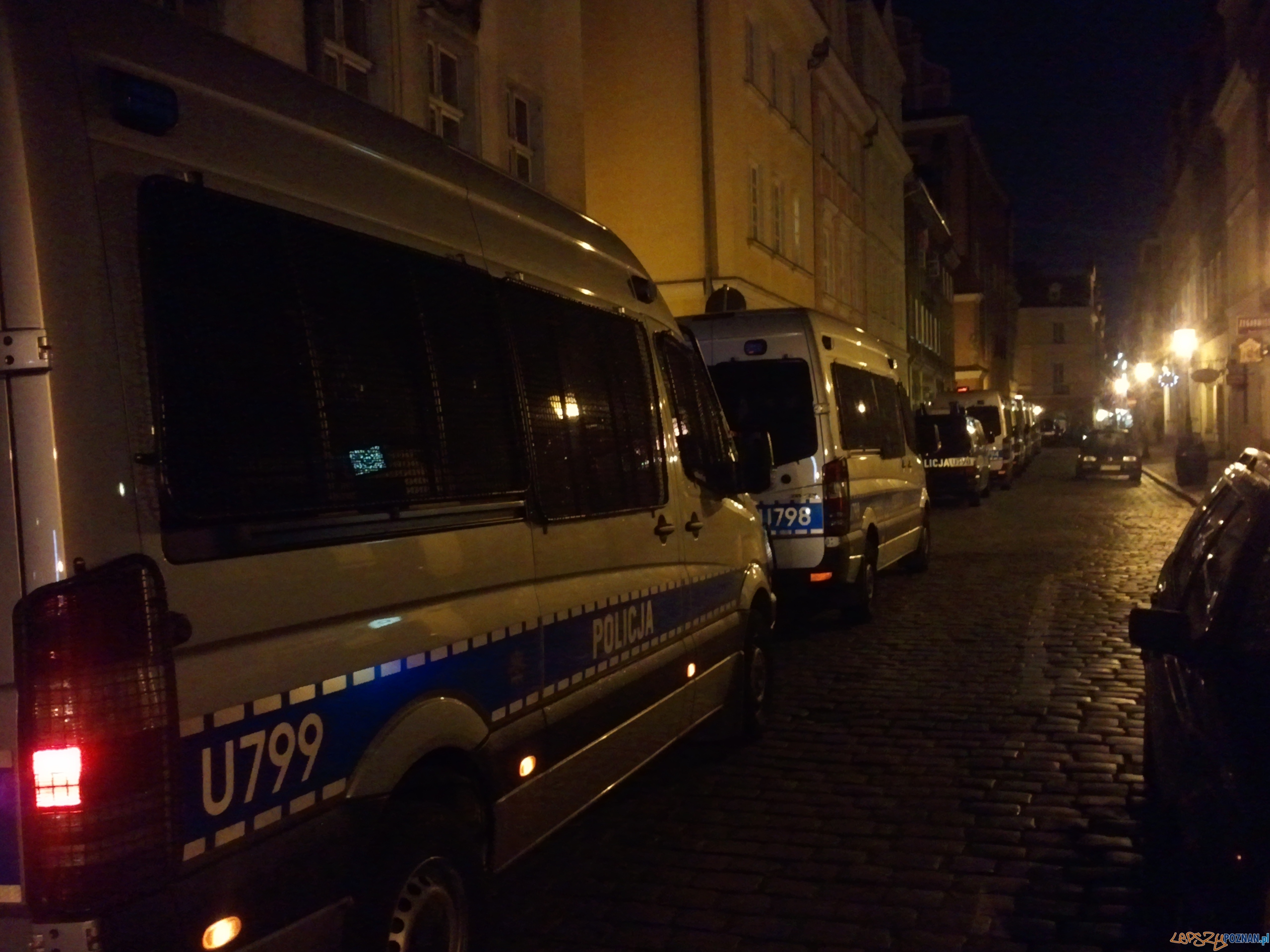Policja gotowa na przybycie kibiców po meczu na Stary Rynek  Foto: lepszyPOZNAN.pl / gsm