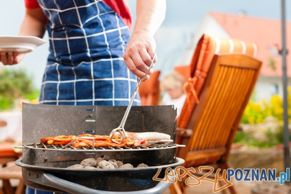 GlÃ¼ckliche Familie beim Grillen  Foto: Kzenon - Fotolia