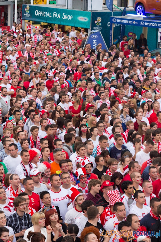 Strefa kibica Poznań - biało-czerwoni kibice podczas UEFA Euro 2012 - mecz Polska - Rosja  Foto: lepszyPOZNAN.pl / Piotr Rychter