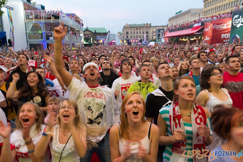 Strefa kibica Poznań - biało-czerwoni kibice podczas UEFA Euro 2012 - mecz Polska - Rosja  Foto: lepszyPOZNAN.pl / Piotr Rychter