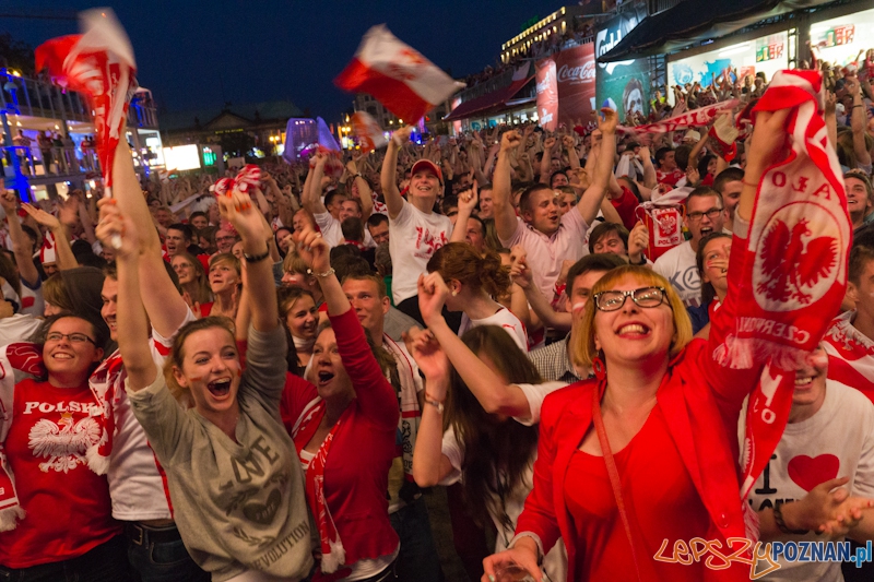 Strefa kibica Poznań - biało-czerwoni kibice podczas UEFA Euro 2012 - mecz Polska - Rosja  Foto: lepszyPOZNAN.pl / Piotr Rychter