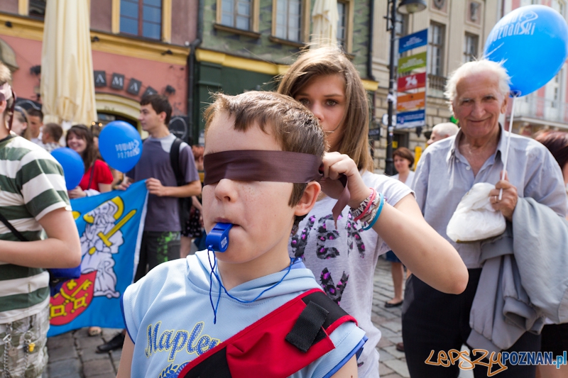 „Idź, aby dojrzeć” wspólny marsz osób widzących, niewidomych i niedowidzących  Foto: lepszyPOZNAN.pl / Piotr Rychter