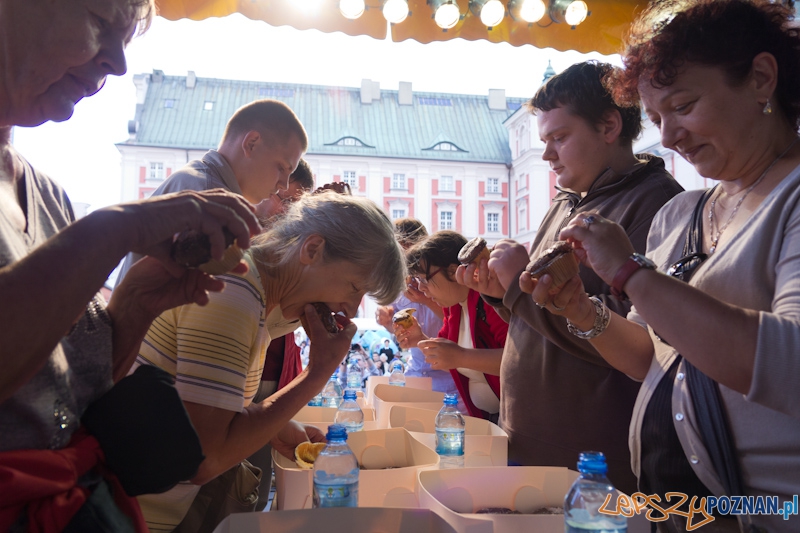 Konkurs jedzenia Magdalenek - festyn przy poznańskiej Farze  Foto: lepszyPOZNAN.pl / Piotr Rychter