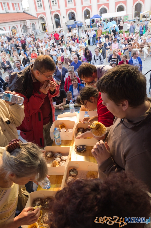 Konkurs jedzenia Magdalenek - festyn przy poznańskiej Farze  Foto: lepszyPOZNAN.pl / Piotr Rychter