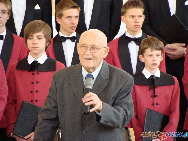 Stefan Stuligrosz z chórem „Poznańskie Słowiki” podczas koncertu w kościele Najświętszego Serca Pana Jezusa w Śremie, 25 kwietnia 2009  Foto: wikipedia
