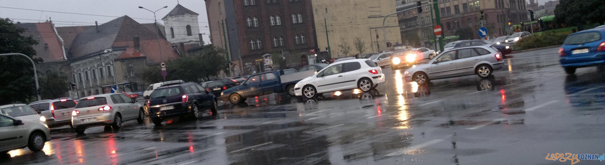 Utrudnienia na skrzyżowaniu Garbar i Estkowskiego - 1.10.2012  Foto: lepszyPOZNAN.pl / gsm