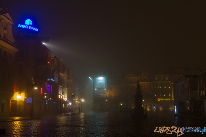 Mgła w Poznaniu - Stary Rynek  Foto: lepszyPOZNAN.pl / Piotr Rychter