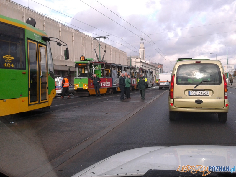 Zderzenie tramwaju nr 15 z dźwigiem - 06.11.2012 r.  Foto: lepszyPoznan.pl / pr