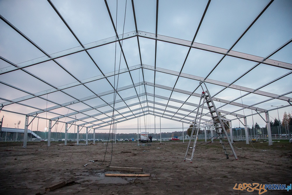 Konstrukcja lodowiska prezy stadonie Lecha  Foto: echpoznan.pl/Kuba Błoszyk