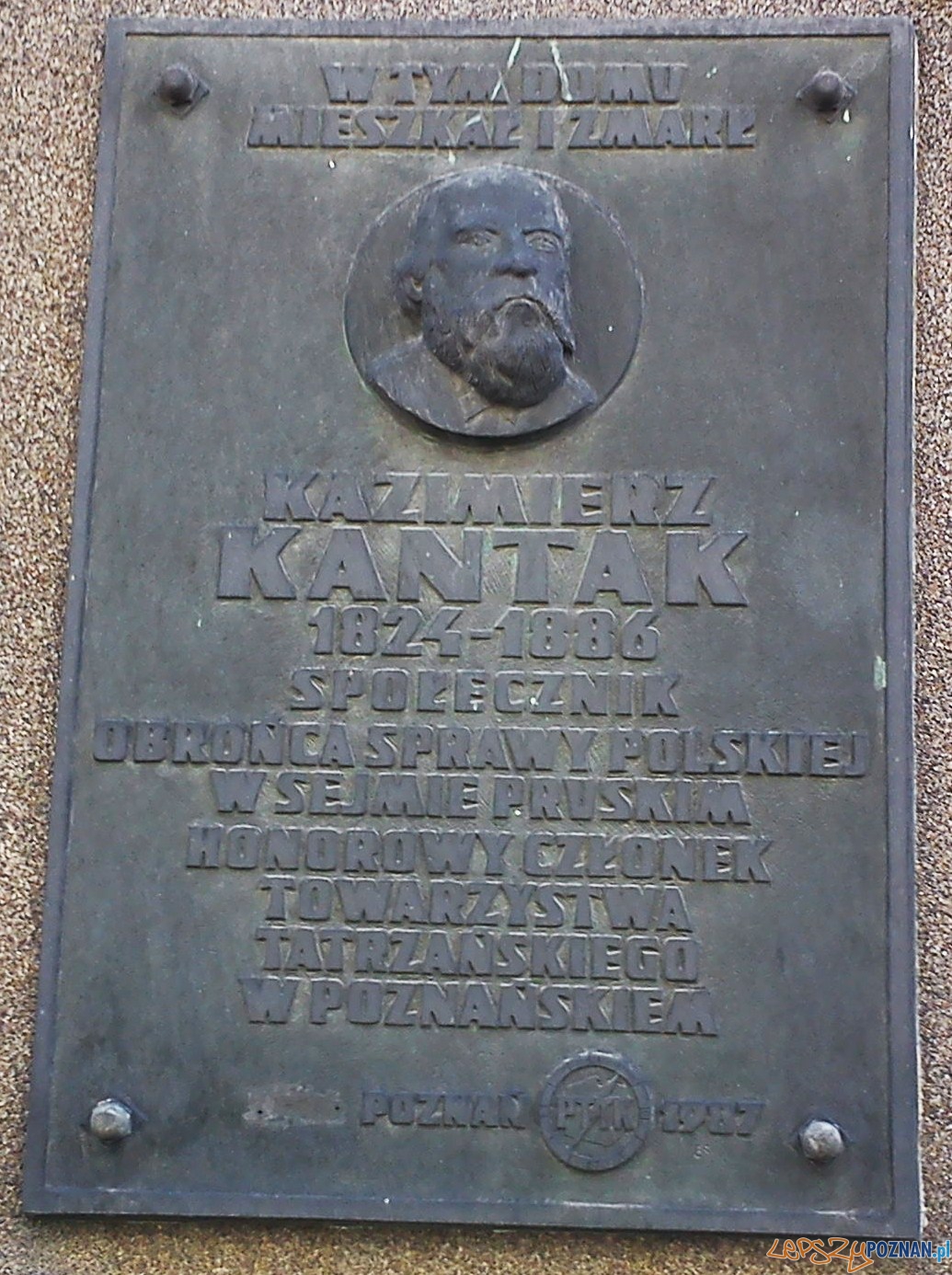 Tablica na kamienicy przy ulicy Garbary, w której mieszkal Kazimierz Kantak  Foto: wikipedia