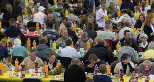 Spotkanie wigilijne z Caritas i Warta Poznań - hala nr 1 MTP 24.12.2012 r.  Foto: lepszyPOZNAN.pl / Piotr Rychter