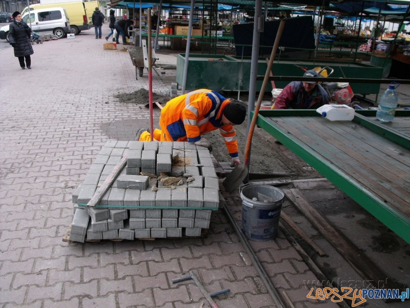 Nowa kostka brukowa na Rynku Łazarskim  Foto: lazarz.pl