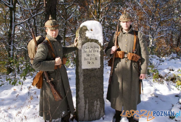 Członkowie SRH Żelazny Orzeł przy pomniku w Gadce Starej pod Łodzią upamiętniającym 225. Rezerwowy Pułk Piechoty  Foto: SRH Żelazny Orzeł