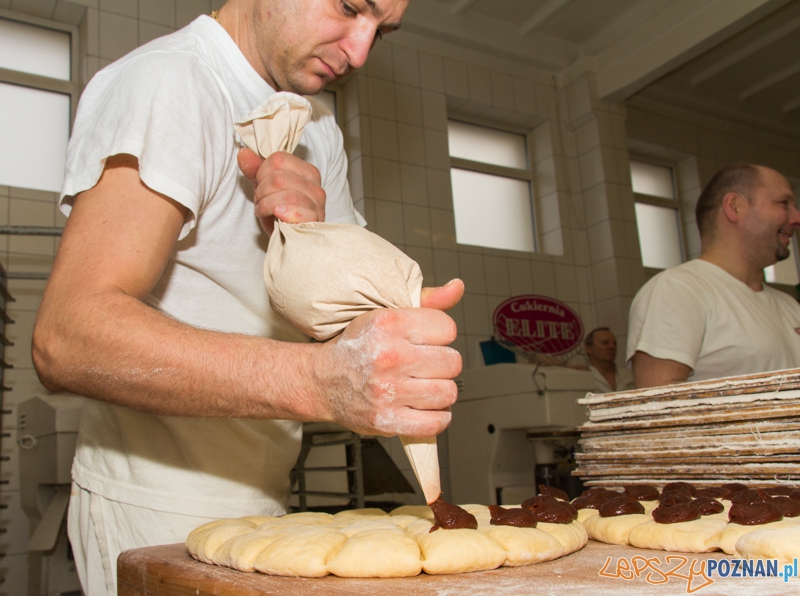 Pączki w cukierni Elite - nakładanie powideł śliwkowych na kęsy ciasta  Foto: lepszyPOZNAN.pl / Piotr Rychter