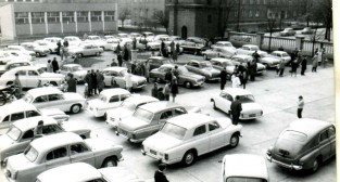 Niedziela 4 kwietnia 1967 Święcenie aut w parafii Zmartwychstańców na Wildzie  Foto: facebook WILDA w czasach PRL