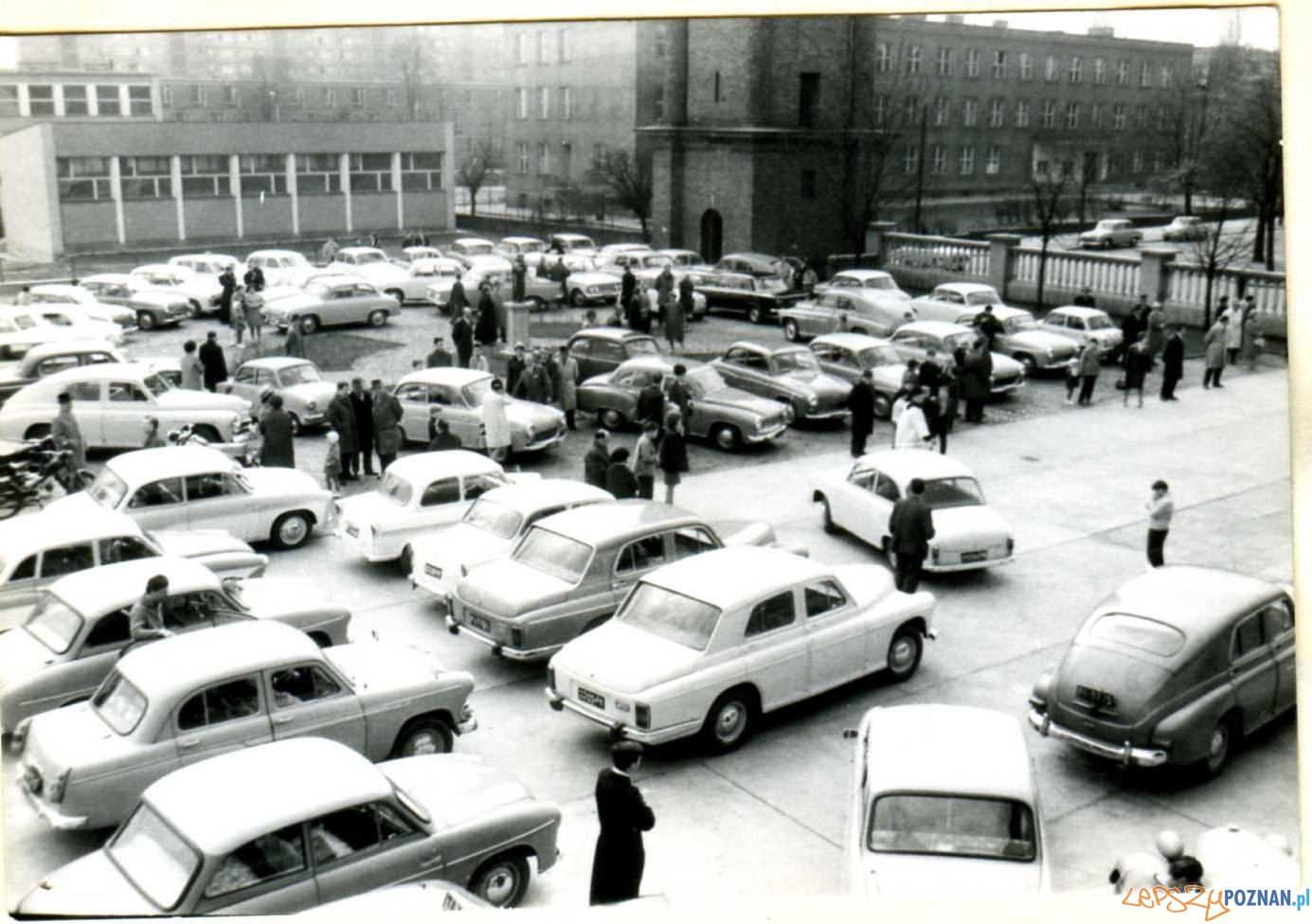 Niedziela 4 kwietnia 1967 Święcenie aut w parafii Zmartwychstańców na Wildzie  Foto: facebook WILDA w czasach PRL