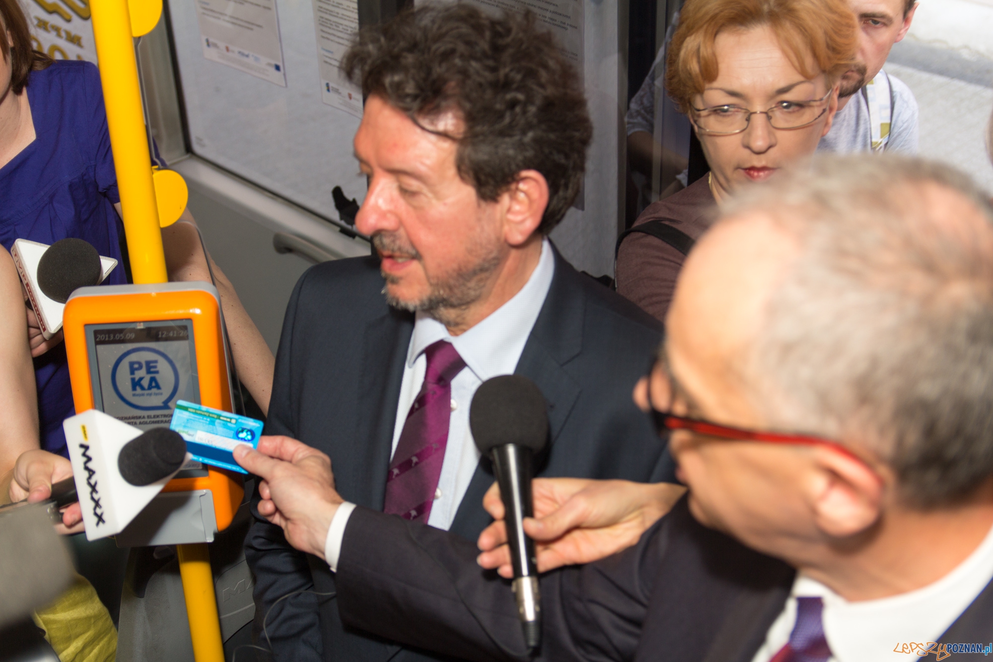 Wiceprezydent Kruszyński oraz dyrektor Bajoński prezentują system PEKA  Foto: lepszyPOZNAN.pl / Piotr Rychter