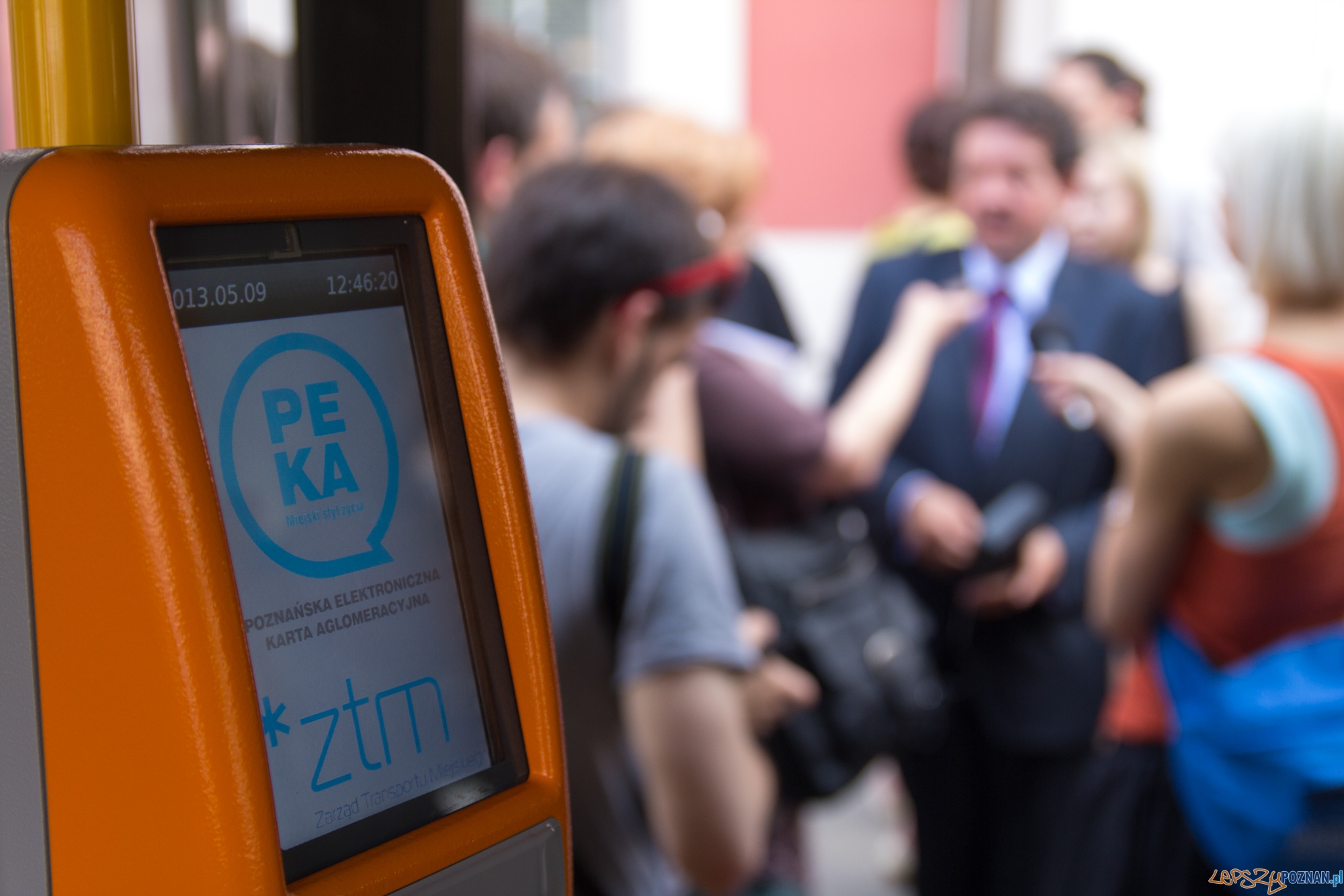 Czytnik systemu PEKA, w tle Dyrektor ZTM Bogusław Bajoński  Foto: lepszyPOZNAN.pl / Piotr Rychter