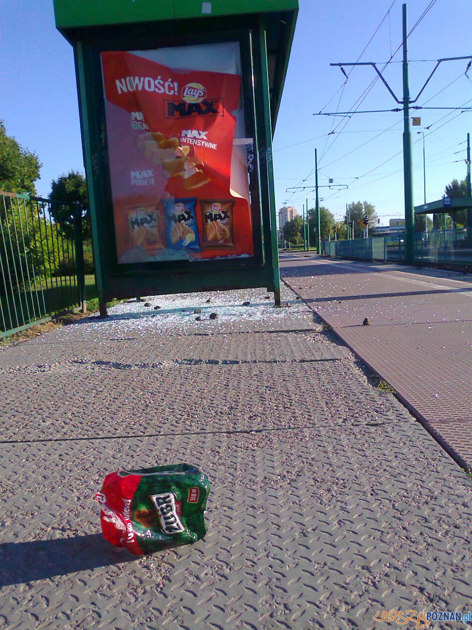 Zdemolowany przystanek na Rondzie Starołęka  Foto: NishioPoznan