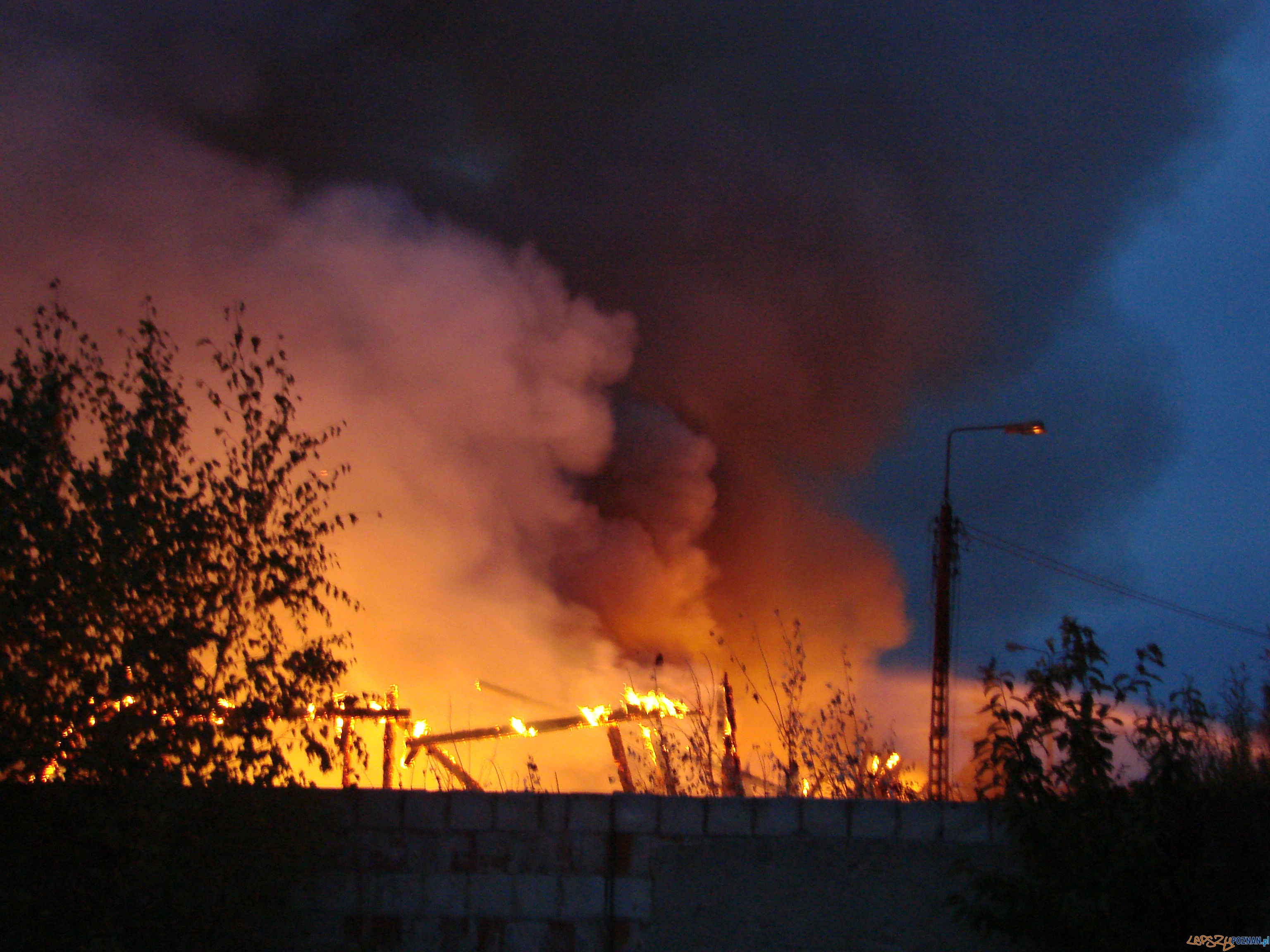Pożar magazynów w dawnej fabryce mebli w Swarzędzu  Foto: lepszyPOZNAN.pl / ag