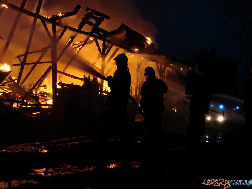 Pożar magazynów w dawnej fabryce mebli w Swarzędzu  Foto: lepszyPOZNAN.pl /ag