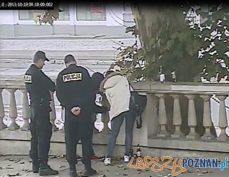 czyszczenie elewacji w asyscie policji  Foto: Straż Miejska