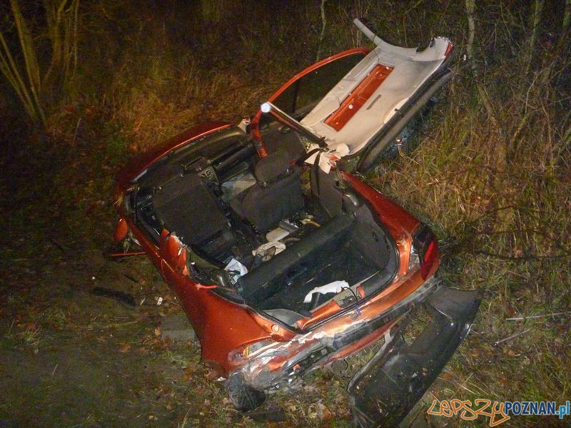 Groźny wypadek w Radojewie - rozbity opel tigra  Foto: Straż Pożarna w Poznaniu