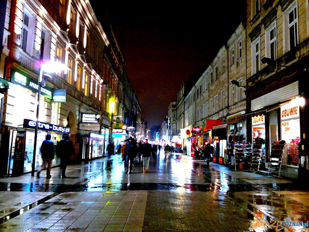 Deszczowa ulica Półwiejska  Foto: Tomasz Dworek