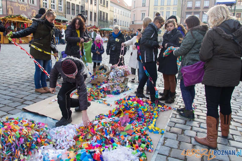 Łączenie łańcucha świątecznego  Foto: lepszyPOZNAN.pl / Piotr Rychter