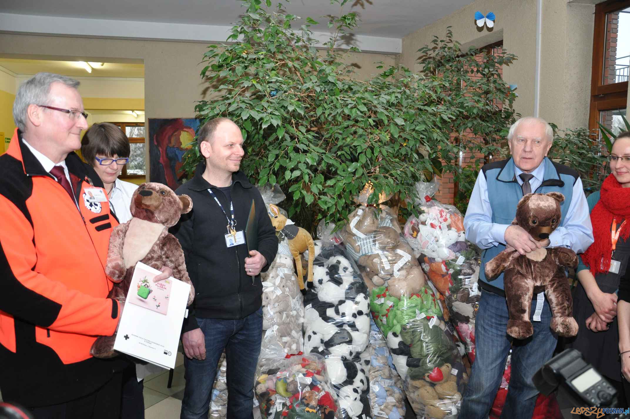 Przekazanie pluszaków  Foto: Materiały prasowe