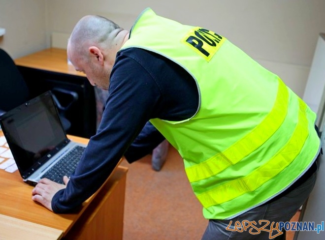 Policjant przy skradzionym laptopie  Foto: KM Policji w Poznaniu