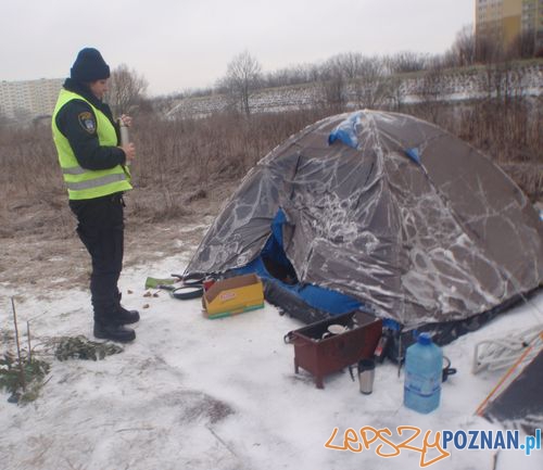 Z gorącym napojem u Pani Elżbiety  Foto: Straż Miejska Miasta Poznania